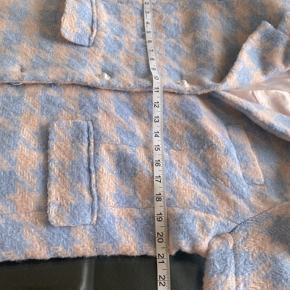 BLACK RIBBON women’s Medium Size light color coat. Keeps you warm and comfy - Picture 7 of 9